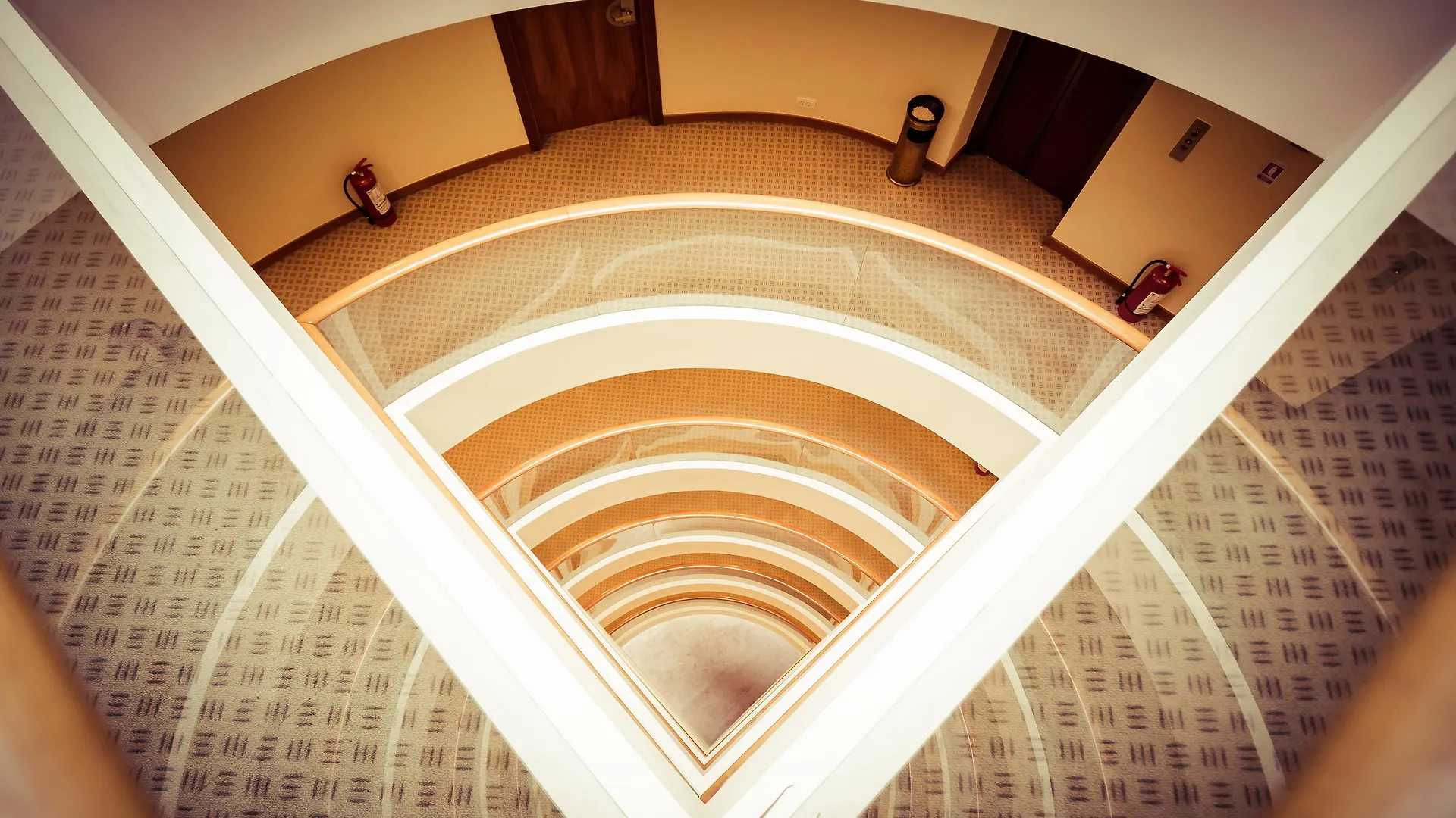 Hotel Duke Romana City Center Бухарест