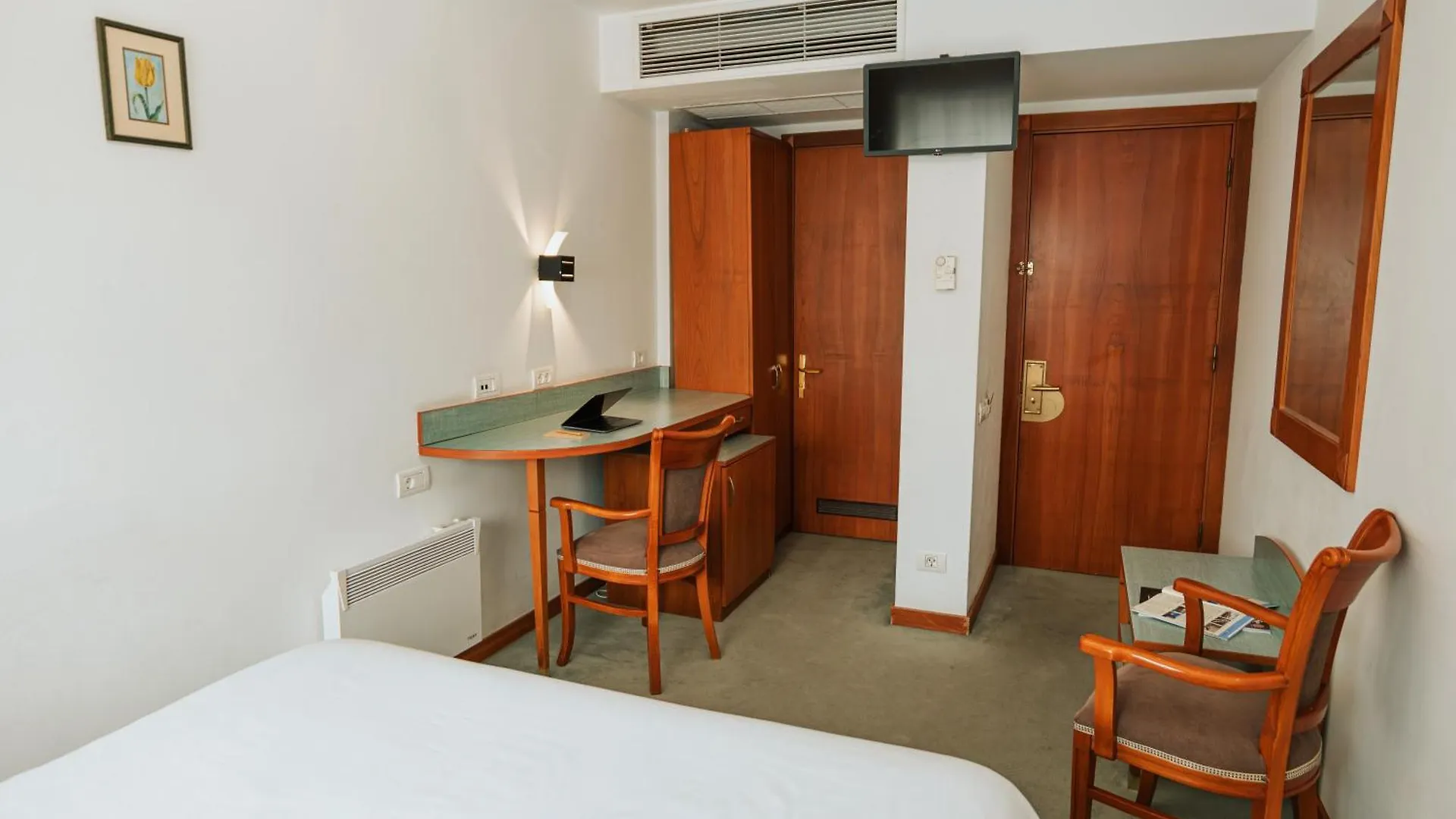 Hotel Duke Romana City Center Бухарест