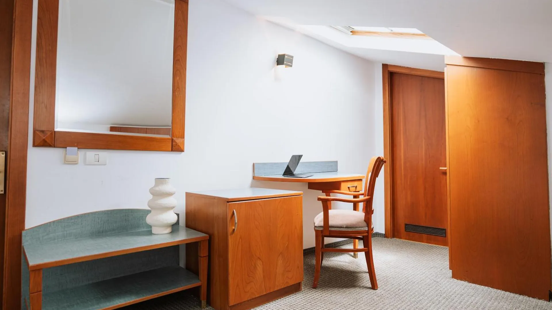 Hotel Duke Romana City Center Бухарест