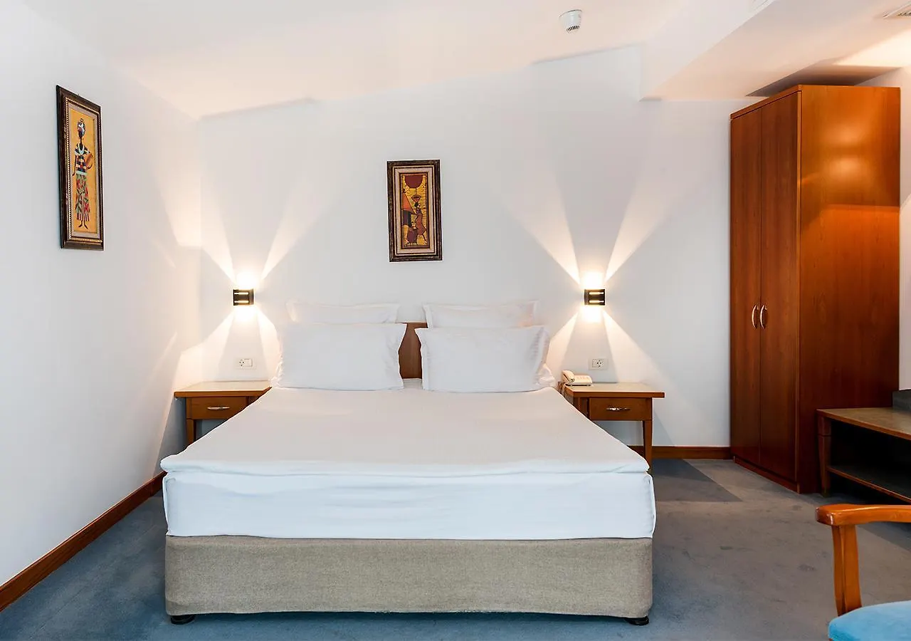 Hotel Duke Romana City Center Бухарест